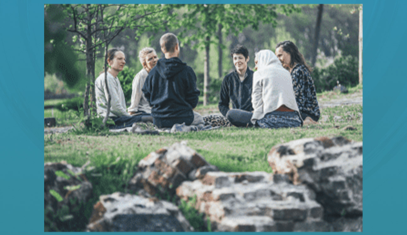 So sieht eine Praxisgruppe aus, Menschen im Kreis sitzend.